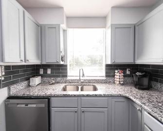 Cozy Cottage just minutes from Kennedy Space Center and Beaches - Titusville - Kitchen