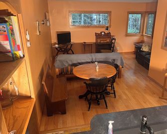 Comfortable retreat in the woods, but close to Island attractions - Mount Desert - Comedor
