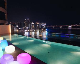Hotel Aqua Palace - Busan - Pool