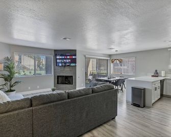 Fully Renovated Condo with Tennis Court View U012 - Spring Valley - Вітальня