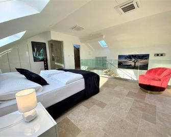 Villa M - Your business & holiday apartment in Sibenik - Sibenik - Habitación