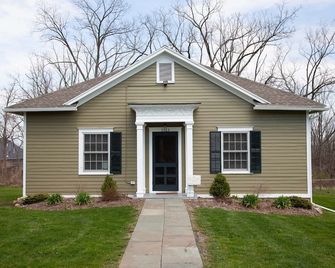 Rose Hill Cottage Lake Views & Mansion Grounds - Geneva - Building