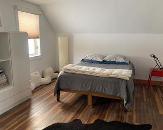 Charming barn loft - all amenities on 60 acre farm in the White Mountains of NH - Lancaster - Bedroom