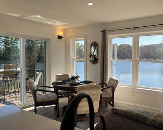 Welcome to your dream lake getaway! Lovely views of 150 feet lakefront bliss! - Westminster - Comedor