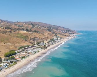 Oceanfront Gem w Balcony Pool Hot Tub Carbon Beach Access Bluewater Haven by AvantStay - Malibu - Beach