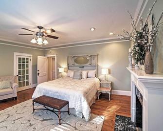 Spacious and Stunning Cleveland Getaway on 1 Acre - Cleveland - Yatak Odası