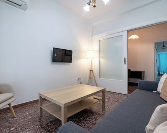 Nikaia One-Bedroom Comfort for 4 by ΜΡS - Nikaia - Sala de estar