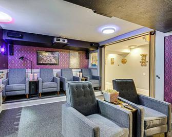 Springfield Apt with Home Theater and Pool Table! - Nixa - Lounge