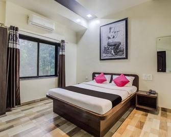 Capital O 44172 Hotel Silka Inn - Diveāgar - Bedroom