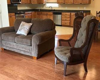 Very Clean & Beautiful Home in a very quiet neighborhood. - Belle Rose - Living room