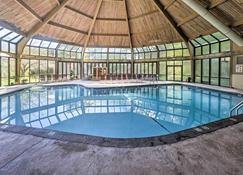 Renovated Tannersville Escape, Walk to Slopes - Tannersville - Pool