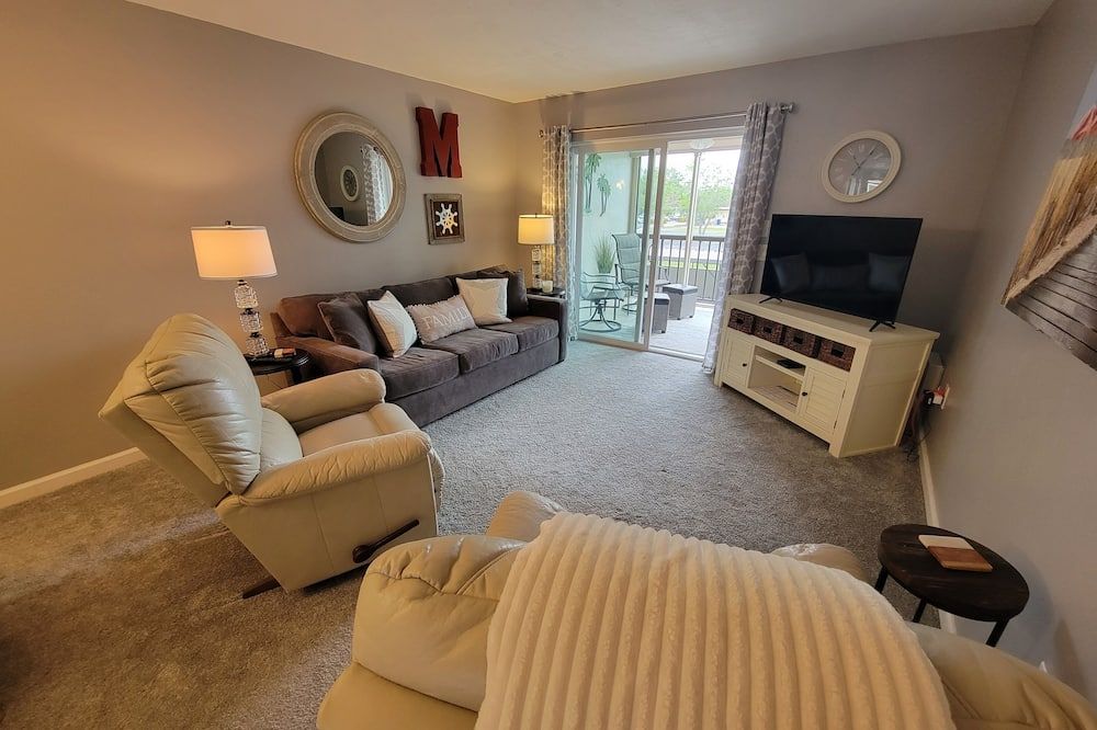 2 Bed/2 Ba Condo near Historic Downtown Fort Myers - فورت ميرس - غرفة معيشة