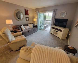 2 Bed/2 Ba Condo near Historic Downtown Fort Myers - Fort Myers - Stue