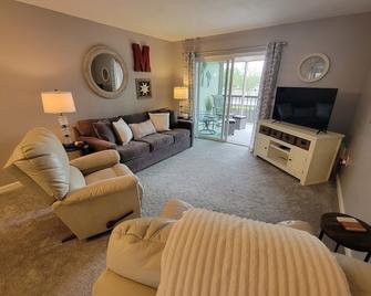 2 Bed/2 Ba Condo near Historic Downtown Fort Myers - فورت ميرس - غرفة معيشة