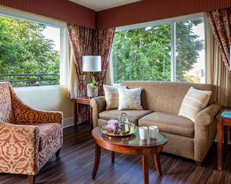 Park Lane Suites & Inn - Portland - Living room