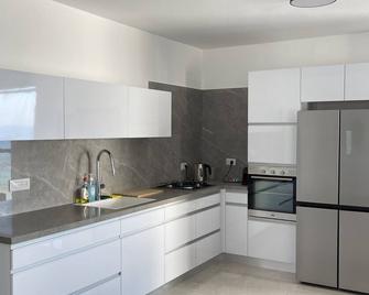 50 steps from the beach !! family Apartment with 3 bedrooms - Bat Jam - Küche