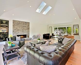 New Specials - Stunning Hollywood Hills Los Feliz Custom Pool Home - Los Ángeles - Sala de estar