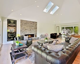 New Specials - Stunning Hollywood Hills Los Feliz Custom Pool Home - Los Ángeles - Sala de estar