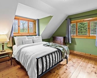 Beautiful Log Cabin! Hot-Tub, Bonfire & Private Yet 4 Mins to Downtown! - Ellicottville - Chambre