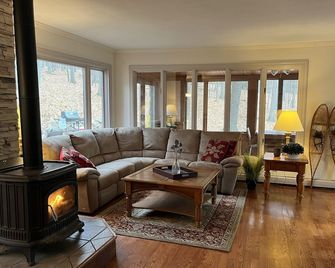 One-of-a-kind contemporary ski lodge in the heart of Rib Mountain State Park - Wausau - Sala de estar