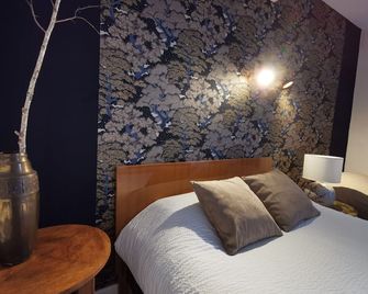 Logis Hotel Restaurant La Barguillere - Saint-Pierre-de-Rivière - Schlafzimmer