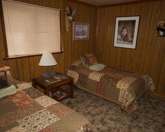 Amazing property & location- abt 60 acres on Yellowstone River! 4 bedroom,2 bath - Big Timber - Slaapkamer