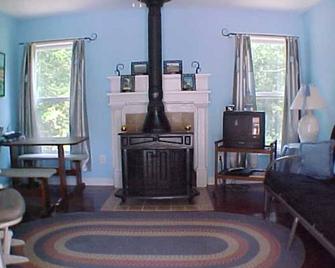 Tarheel Retreat - Henderson - Living room