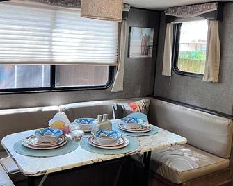 Garden Paradise RV Camper near Clearwater Beaches - Largo - Dining room