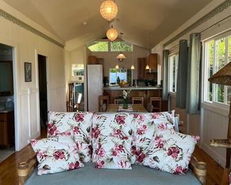 Serene, Restored House From Sugar Days With Sweeping Ocean Views - Honokaa - Living room