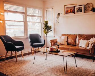 The Burrow-Cozy 3 Bdrm Hm - Free Parking - Waxahachie - Huiskamer