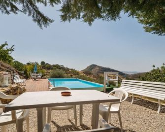 Serene Villa in Nissoria with Private Pool and Garden - Nissoria - Patio