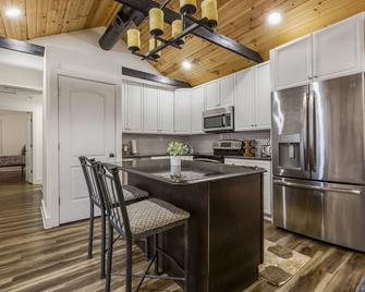 3 BR Downtown Sanctuary! Huge back yard - Jeffersonville - Kitchen