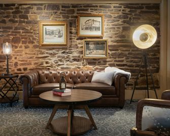 Pine Barn Inn - Danville - Salónek