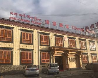Tibetan Family - Gannán - Edificio
