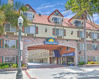 Days Inn Los Angeles/LAX/Redondo and Manhattan Beach - Lawndale - Building