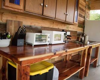 Lost Hill Lake Cozy Camper - St Clair - Cocina