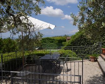 Situated inside olive oil farm, Altabina enjoys a panoramic position over the valley and the large h - Lamporecchio - Balcón