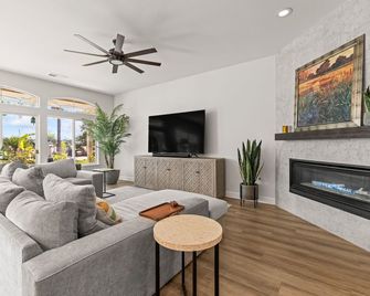 Spacious 5-bedroom tropical paradise home private pool/spa 1 level 3000 sqft - Roseville - Living room