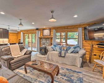 Cozy Wisconsin Studio, 11 Mi to Lake Geneva! - Burlington - Living room