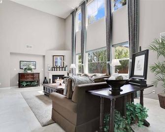 Cheerful Executive 4-bedroom residential home - Tracy - Wohnzimmer