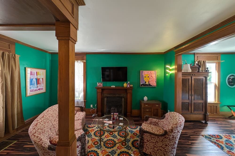 Glamorous King bed Suite! RuPaul inspired stylings. - Sturgeon Bay - Вітальня