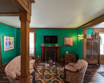 Glamorous King bed Suite! RuPaul inspired stylings. - Sturgeon Bay - Living room