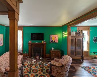 Glamorous King bed Suite! RuPaul inspired stylings. - Sturgeon Bay - Вітальня