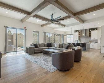 Pool and Unique Astrology Theme - Luxurious Starry Escape - Hurricane - Huiskamer