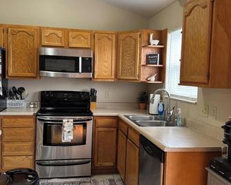 Home Away From Home- Cleanest Youll Find! - Dry Ridge - Kitchen