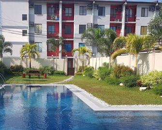 2-Bedroom Condo In Imus Cavite With Unli Wifi, 50' Tv, Netflix, Family Computer, Pool - إموس - حوض السباحة