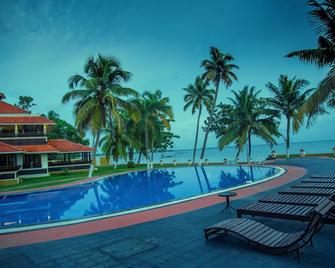 The World Backwaters - Thanneermukkom - Zwembad