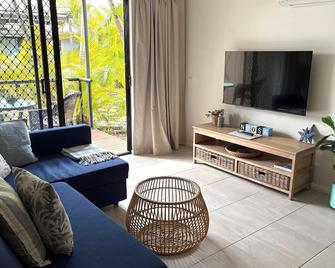 Nautical Stylish Ground Level 1 Bedroom Unit - Noosaville - Living room