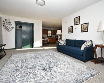 Sunny 3 Bedroom Duplex. - Milton - Living room