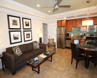 Spacious Coastal 3 Bedroom Unit - Beach Club at Anna Maria Island #10, by RVA - Bradenton Beach - Вітальня